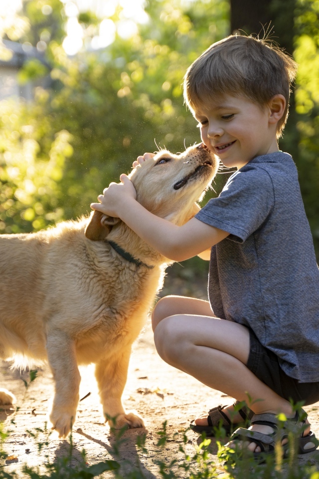 Маленький мальчик обнимает собаку