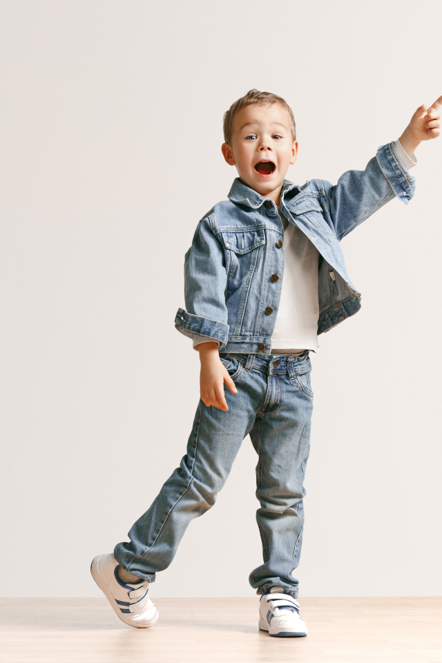 Маленький мальчик в джинсовом костюме