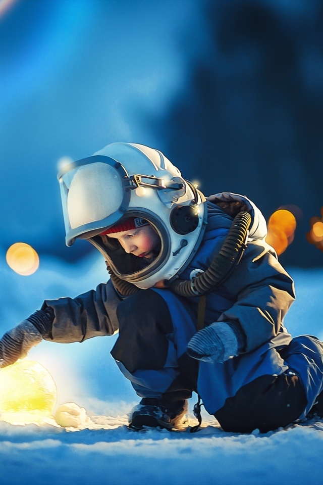 Маленький мальчик в скафандре на снегу