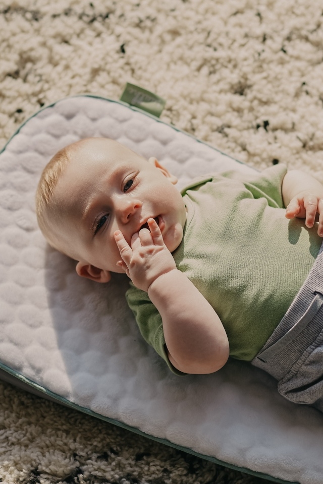 Маленький мальчик лежит на полу