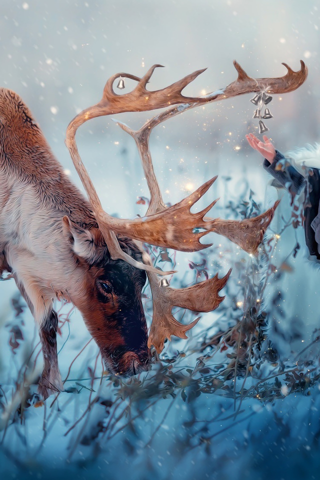 Маленький мальчик с оленем на природе зимой