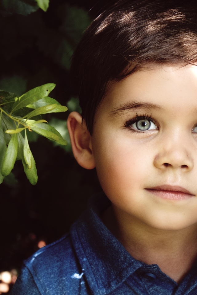Маленький мальчик с красивыми большими глазами