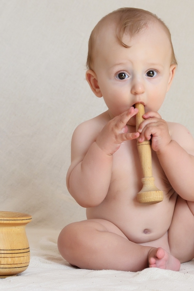 Маленький мальчик с деревянными игрушками