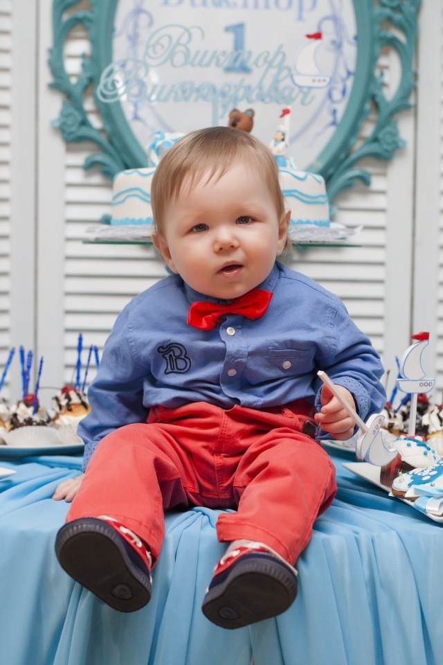 Маленький ребенок с угощениями на день рождения