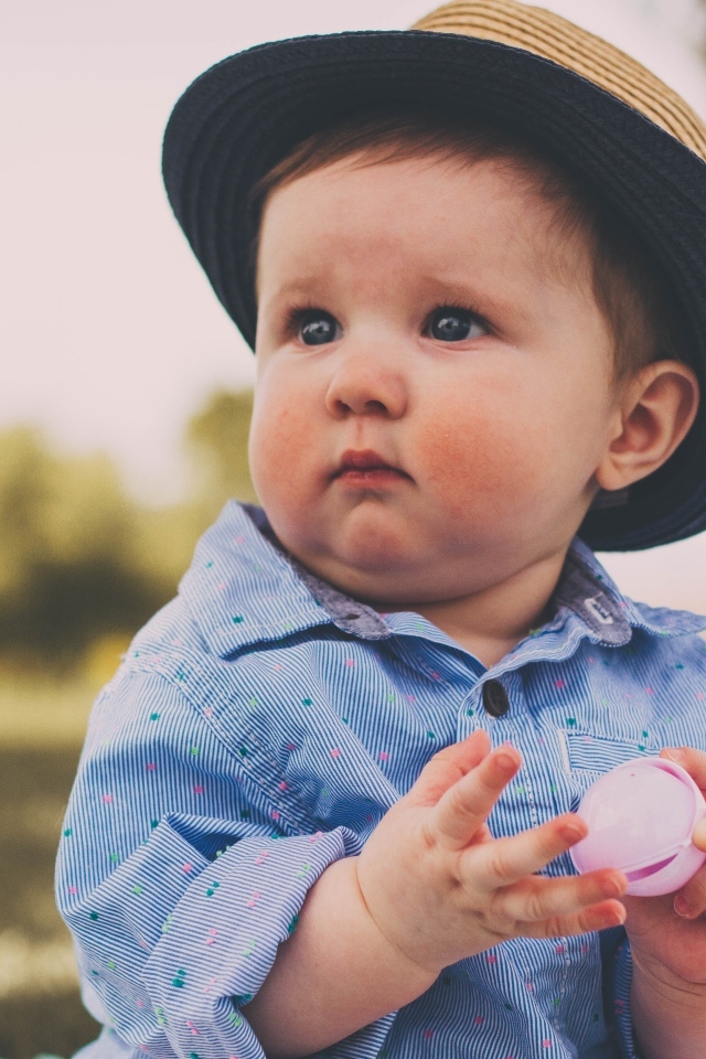 Маленький милый мальчик в шляпе 