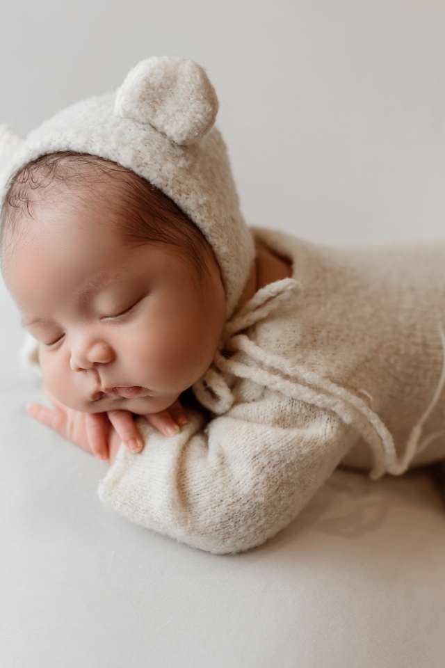 Маленький милый спящий малыш в костюме