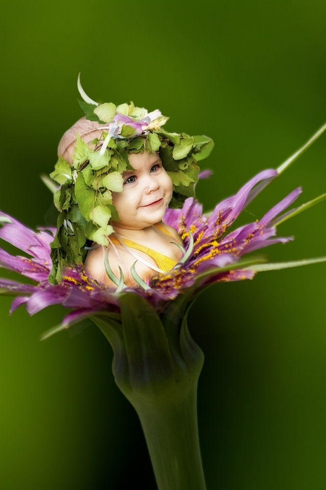 Маленькая девочка в красивом цветке