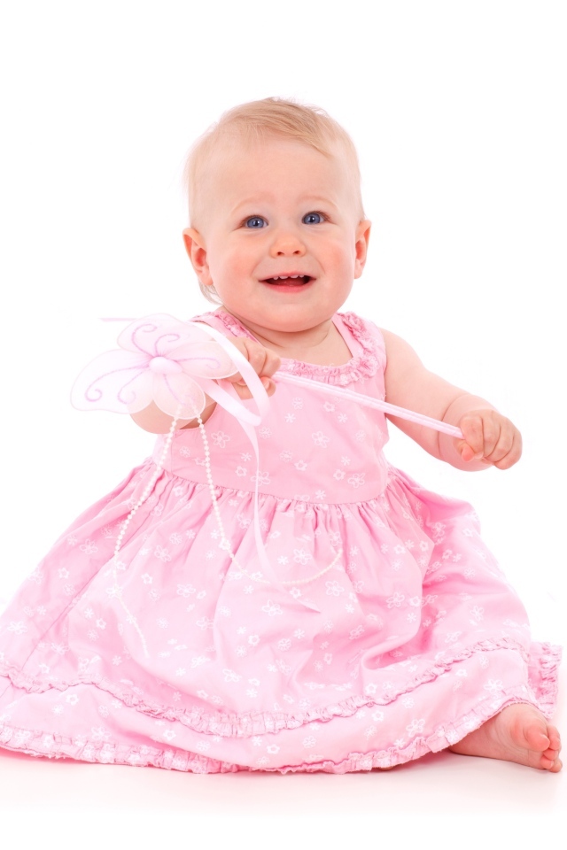 Маленькая девочка в розовом платье на белом фоне
