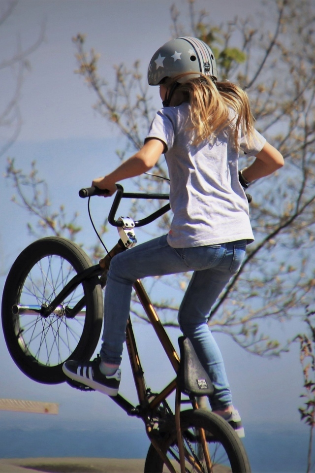 Маленькая девочка на велосипеде 