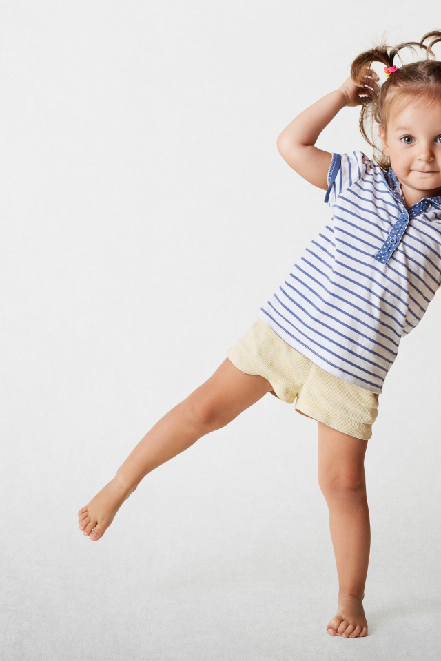 Маленькая девочка на сером фоне