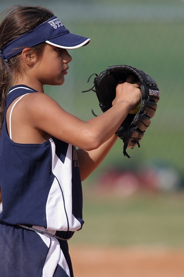 Маленькая девочка на бейсбольном поле