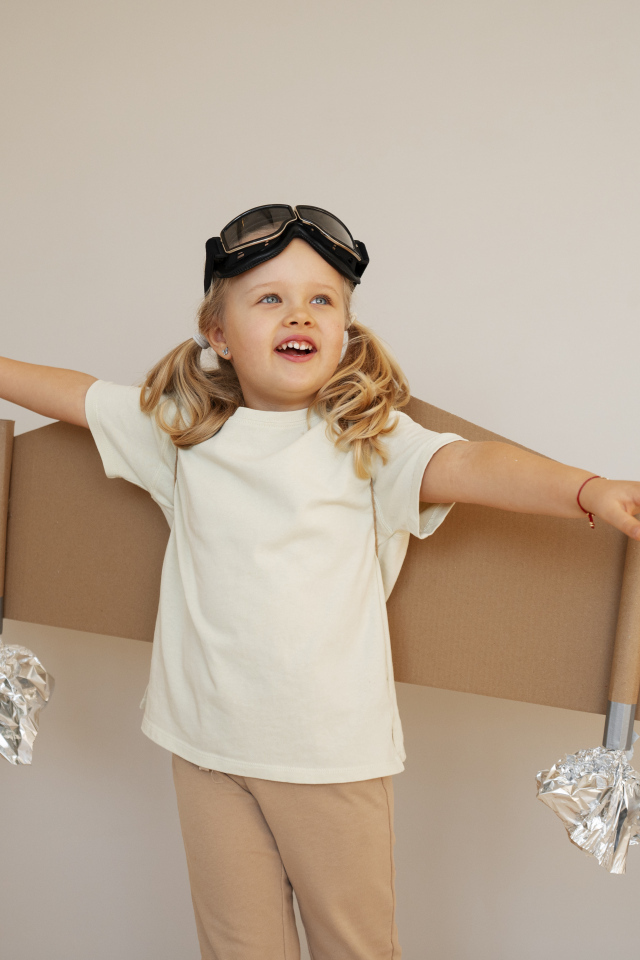 Маленькая девочка с крыльями из картона