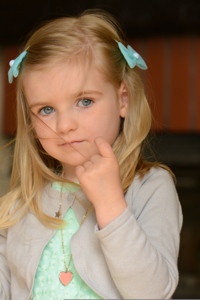 Маленькая девочка с заколками в волосах 