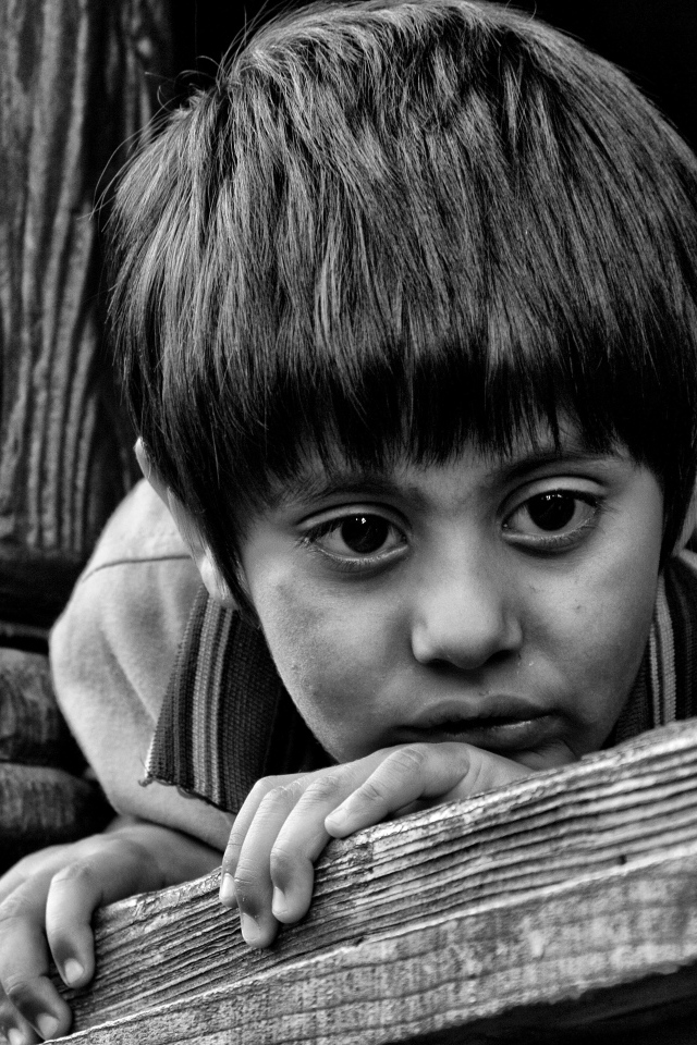 Маленький грустный мальчик черно-белое фото