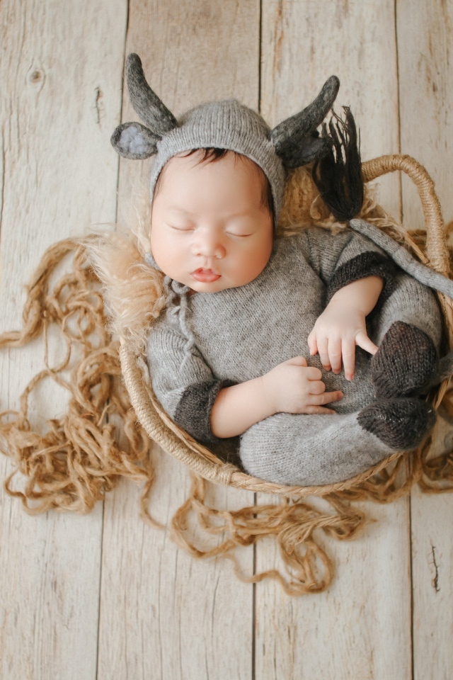 Маленький спящий ребенок в вязаном костюме