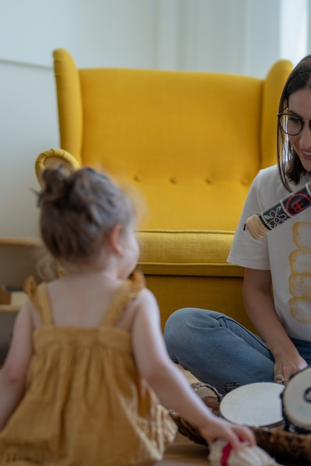 Мама играет с маленькой дочерью