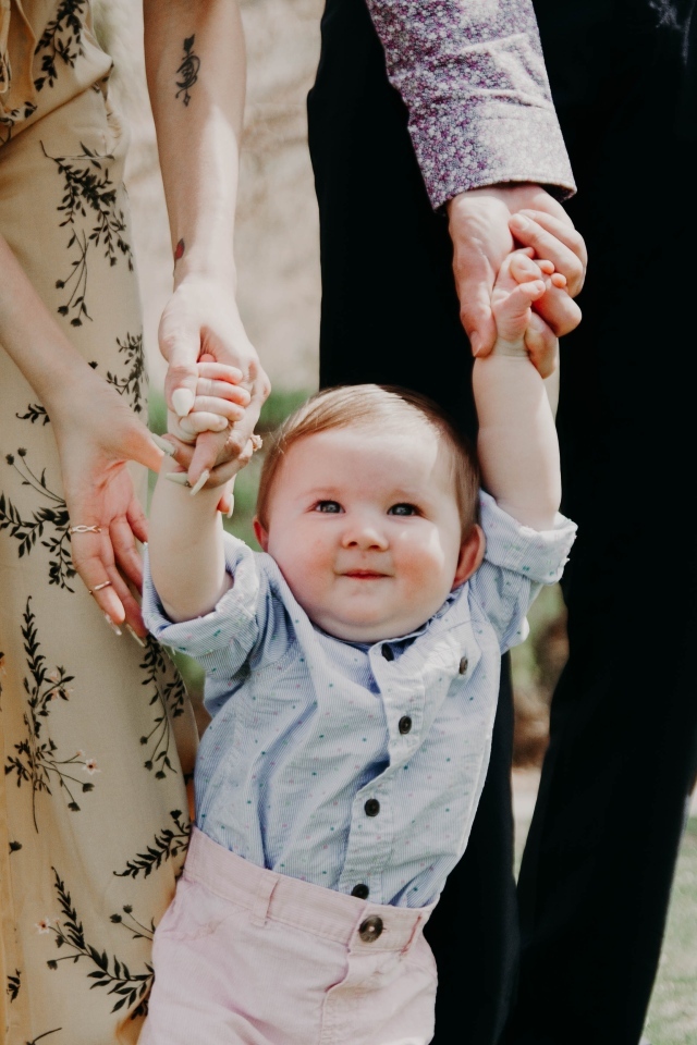 Родители ведут маленького ребенка