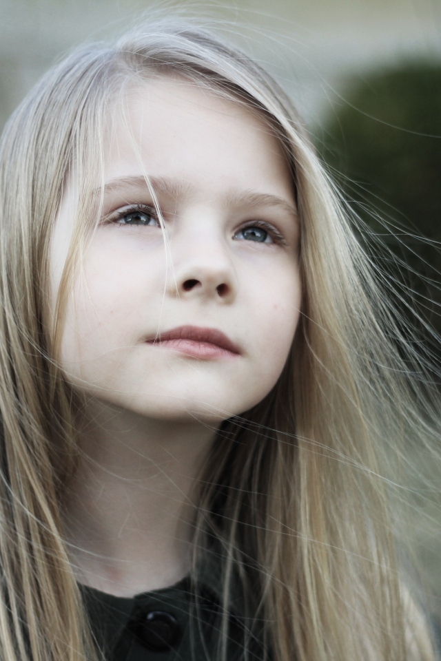Задумчивая маленькая девочка с длинными волосами