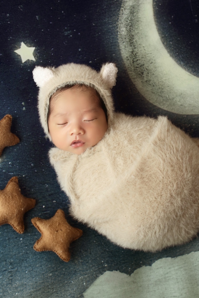 Спящий новорожденный ребенок с декором для фото 