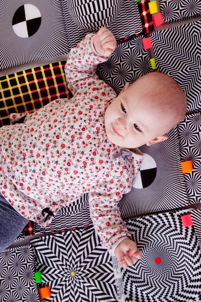 Маленький новорожденный ребенок лежит на одеяле