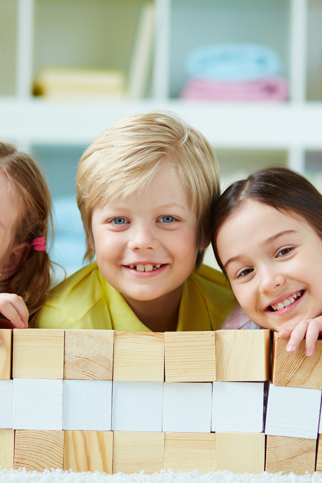 Улыбающиеся дети с кубиками