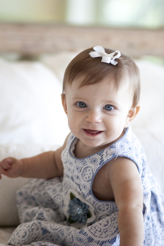 Улыбающаяся маленькая девочка в платье