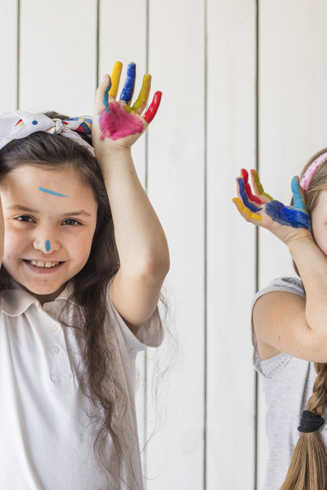 Две маленькие девочки в краске