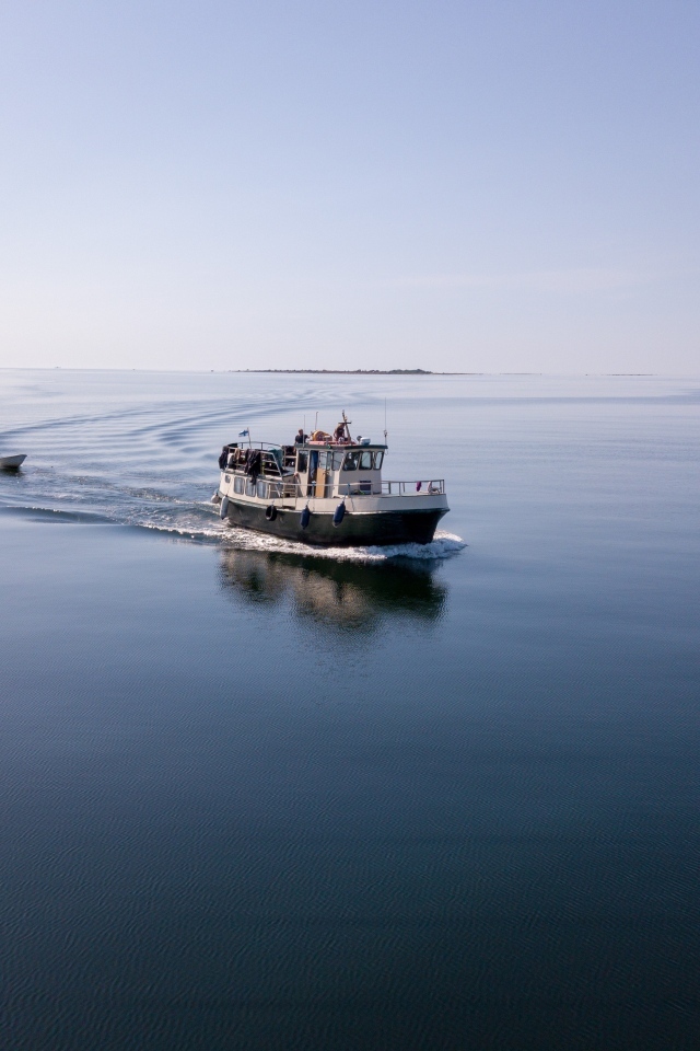 Рыбацкое судно плывет по морю