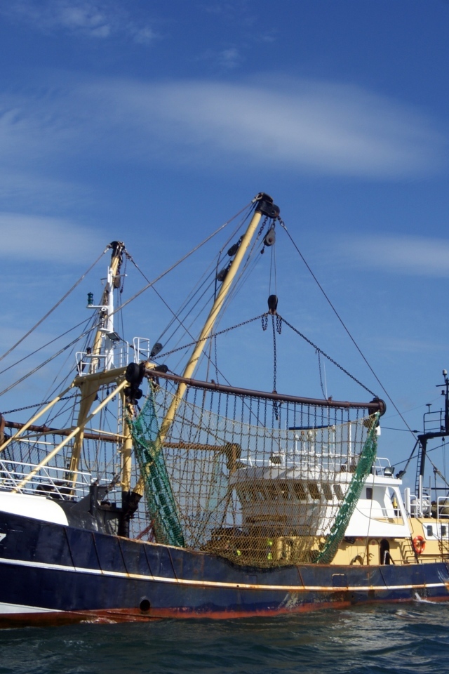 Рыболовный траулер в море