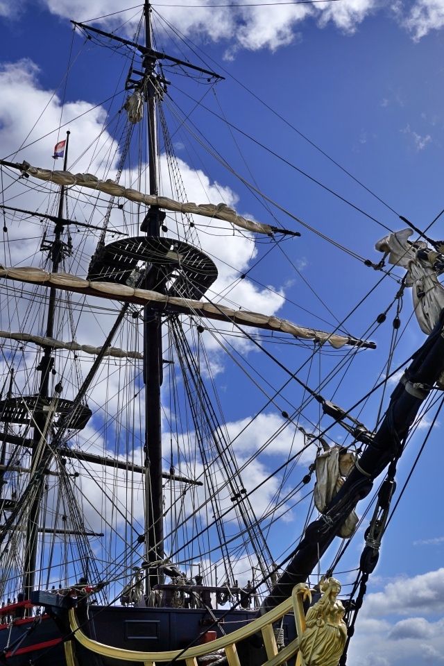 Большая трехмачтовая парусная яхта на фоне неба