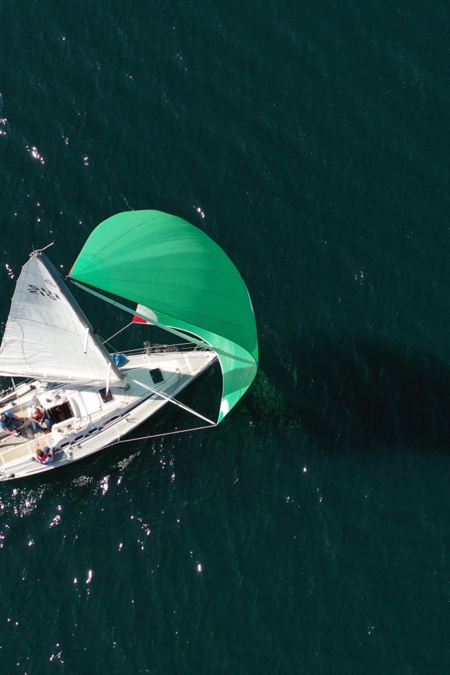 Вид сверху на парусную яхту в море