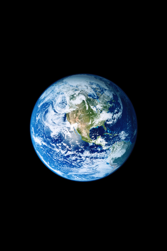 Большая голубая планета Земля на черном фоне