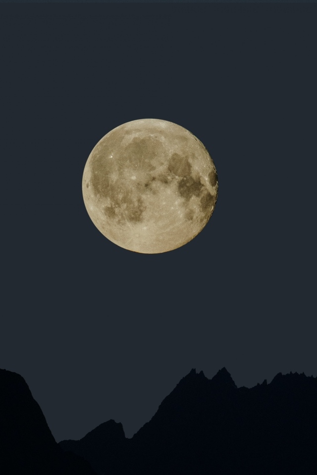 Большая белая луна над горами ночью 