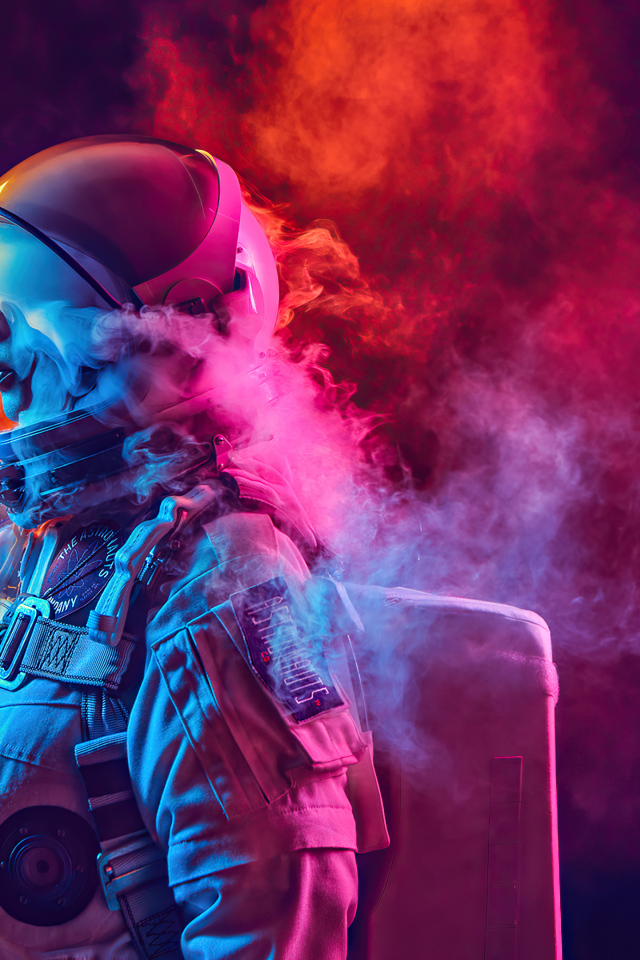 Девушка астронавт в скафандре в дыму