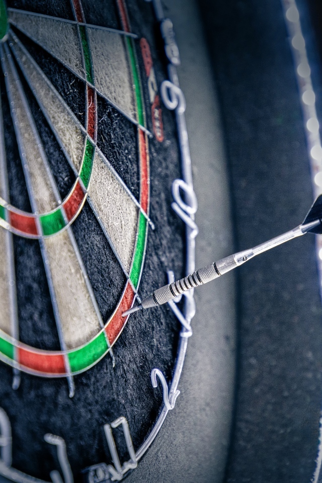 Острый дротик в мишени для дартс