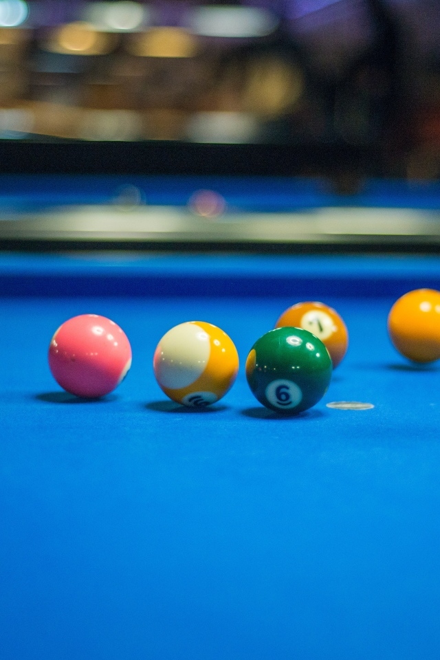 Шары для бильярда на голубом столе