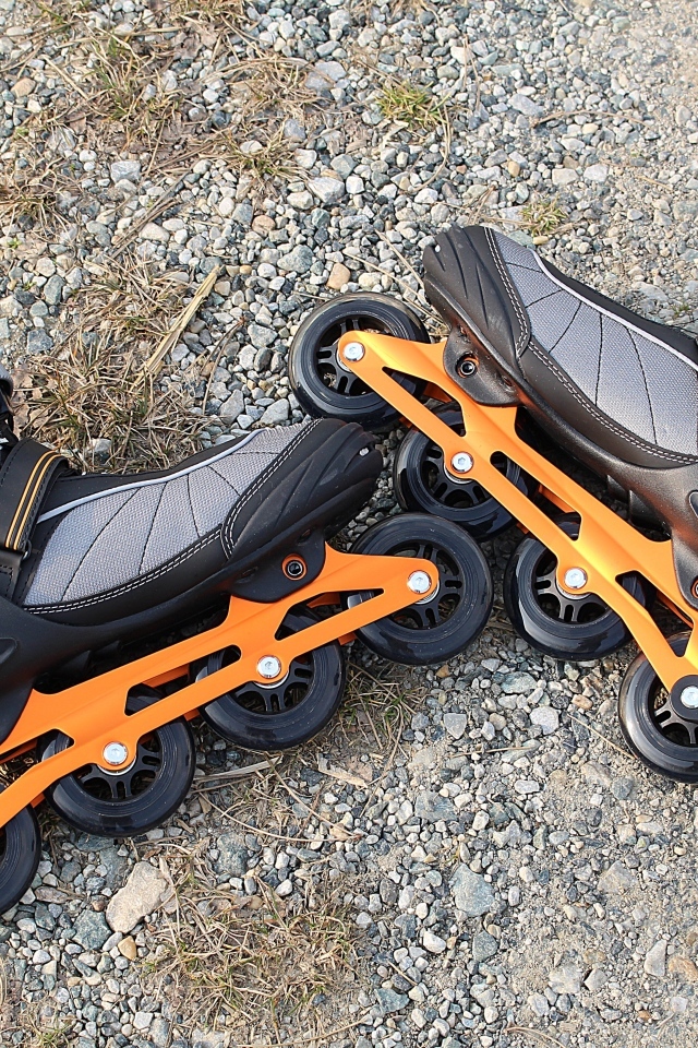 Черные ролики лежат на земле