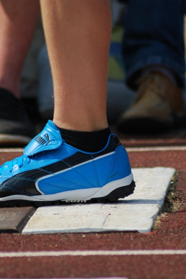 Голубые кеды на ноге спортсмена