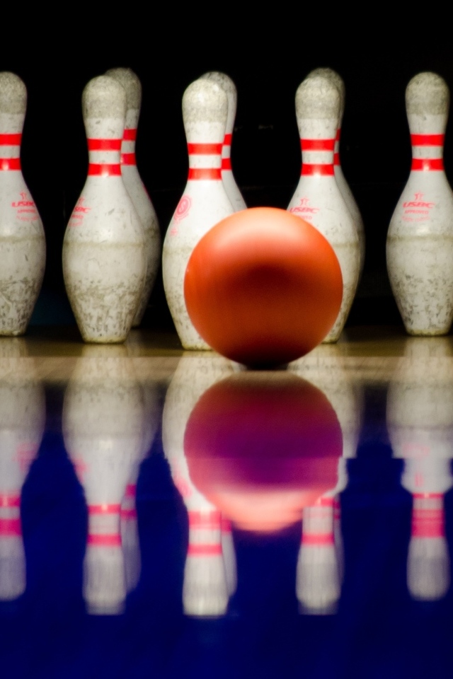 Шар с кеглями для игры в боулинг 