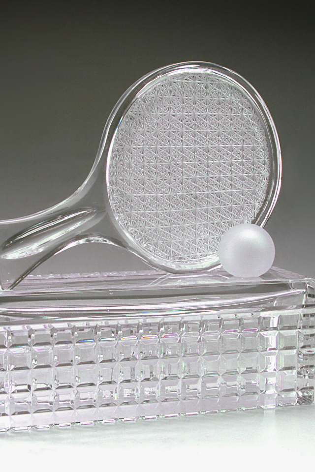 Хрустальная теннисная награда на сером фоне