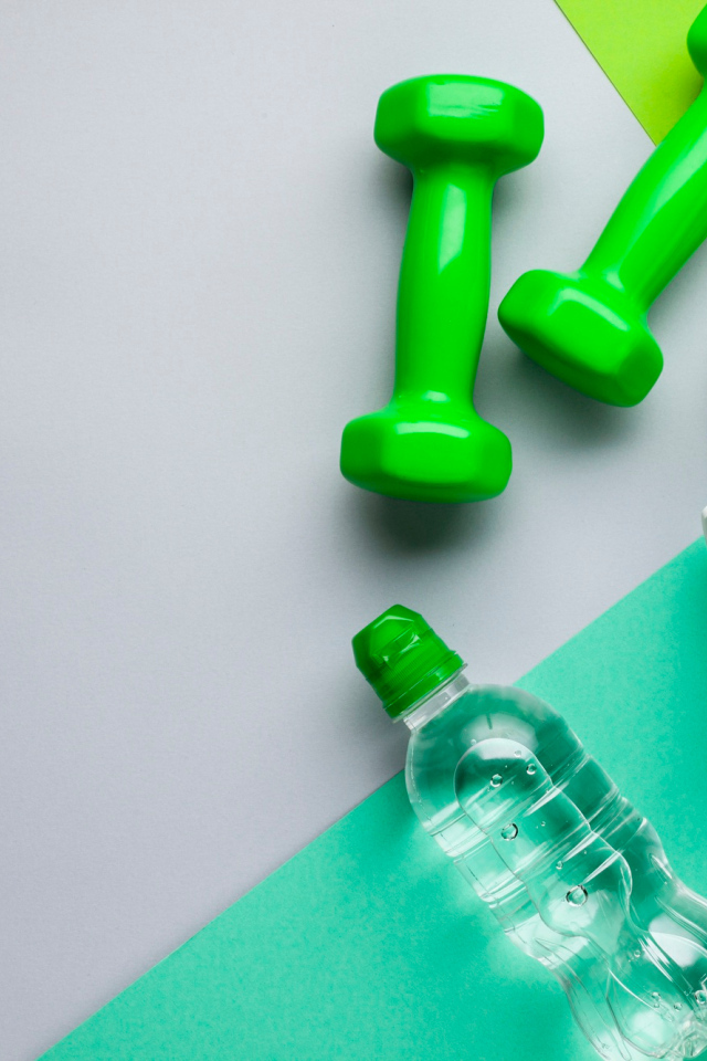 Гантели, бутылка воды и наушники