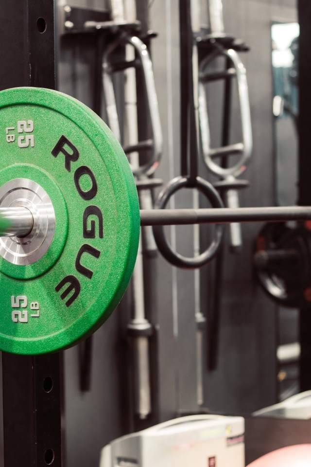 Тяжелая штанга в спортзале