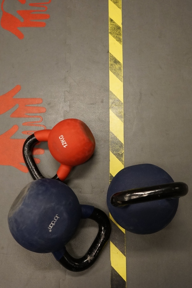 Тяжелые гири на полу в спортзале