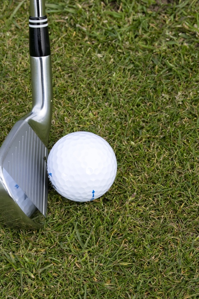 Клюшкой для гольфа бьют по мячу