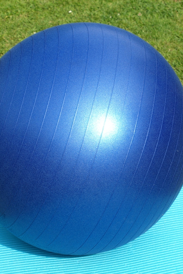 Большой синий мяч для фитнеса