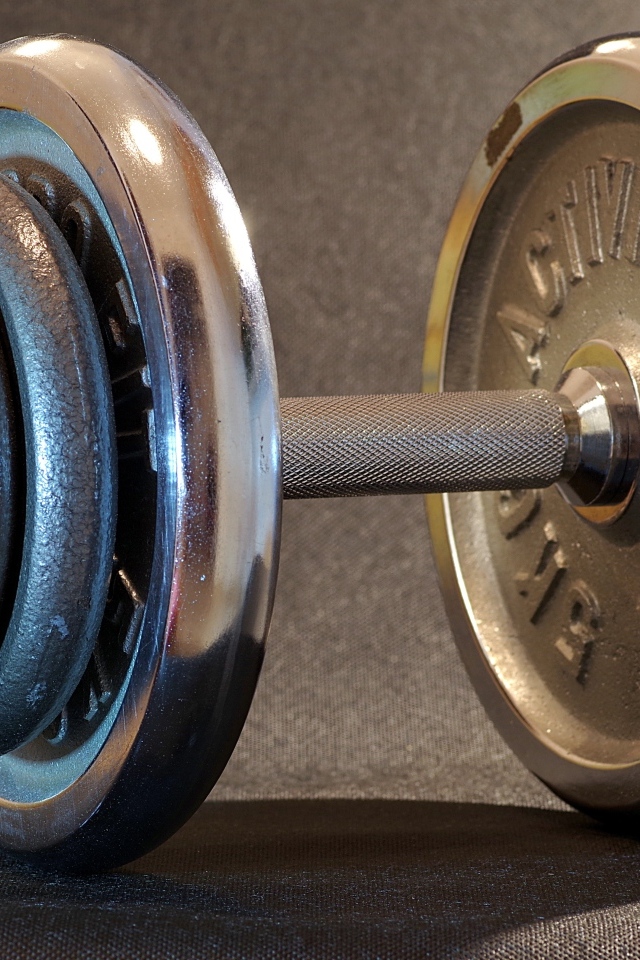 Большая тяжелая железная гантеля