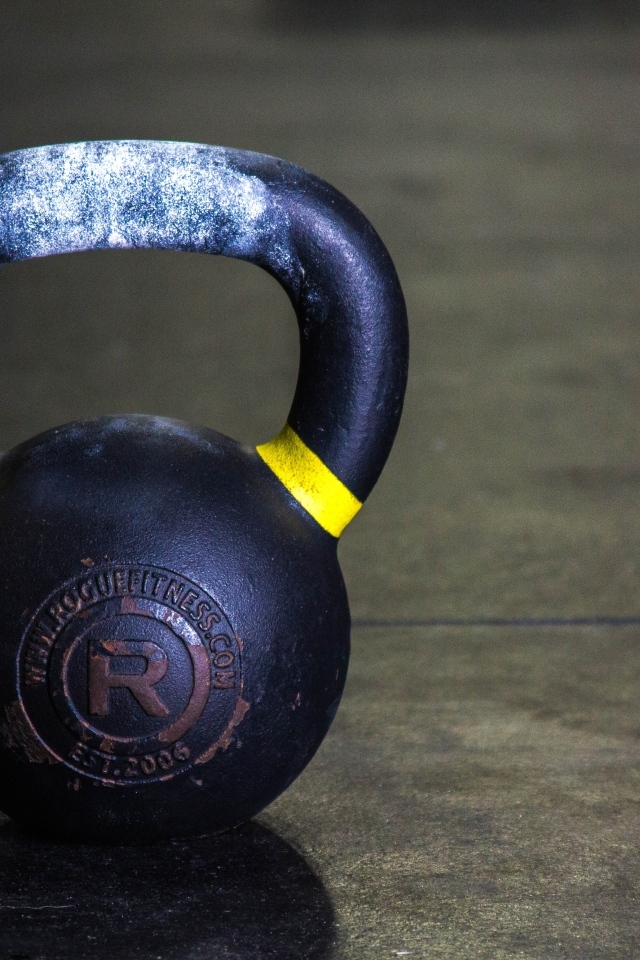 Большая железная гиря 