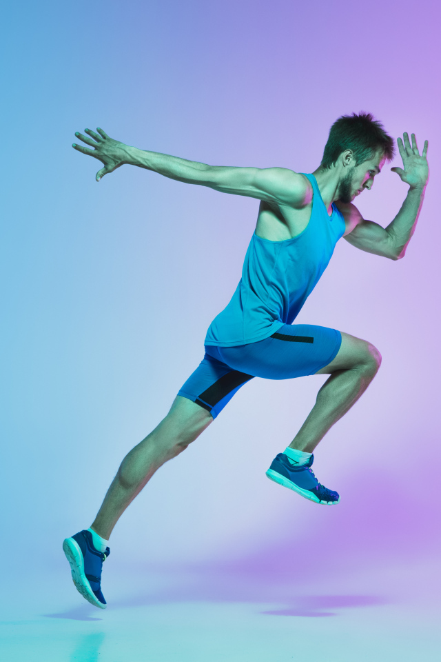 Мужчина бегун позирует для фото 