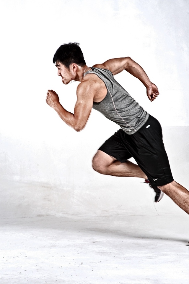 Мужчина бегун на сером фоне