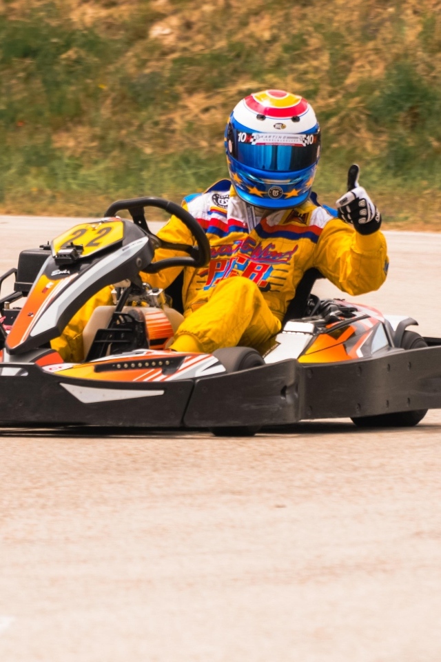 Гонщик на карте на дороге